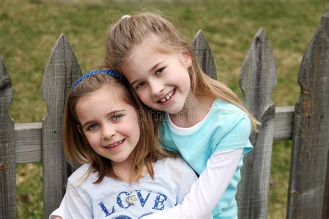 Twee Mooie Kleine Blonde Meisjes Stock Afbeelding Image Of Kaukasisch Echt