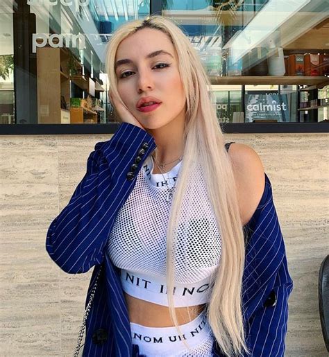 Ava max фото в купальнике