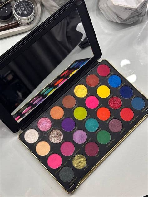 Палетка тіней revolution patricia bright — ціна 450 грн у каталозі Тіні ...