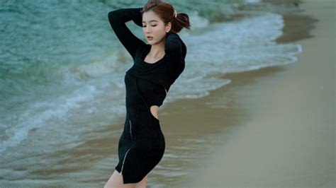 Vợ Hồ Quang Hiếu khoe dáng với bikini Tin mới