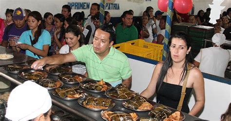 Con gaitas y almuerzo navideño universitarios despedirán el año