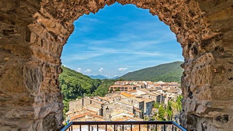 El espectacular pueblo catalán que combina un acantilado montañas y