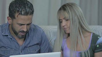 A La Rubia Le Gusta Enga Ar Al Marido Seduciendo A Los Sirvientes Xvideos