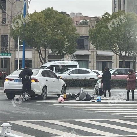 又是闯红灯！今早嘉兴一汽车右转撞倒电瓶车母女！现场曝光 头盔散落一地！网友怒评：闯红灯害死人！ 世纪大道 秋实 小孩子