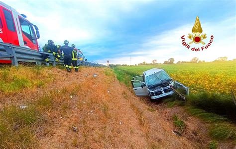 Incidente Sull A13 Auto Esce Di Strada Ferita Un Intera Famiglia