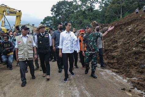 Jokowi Perintahkan Buka Akses Daerah Terisolasi Kalau Perlu Pakai Heli