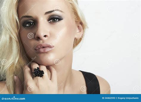 Mooie Blonde Vrouw Met Groene Ogen Schoonheidsmeisje Ring Stock Afbeelding Image Of