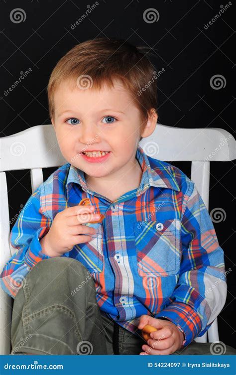 Portret Van Een Lachende Blonde Jongen Met Blauwe Ogen Stock Afbeelding Image Of Ogen Geluk