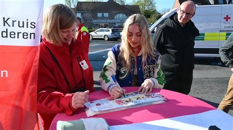 Camille Trapt Jaarlijkse Pleisteractie Rode Kruis Af In Wevelgem VRT