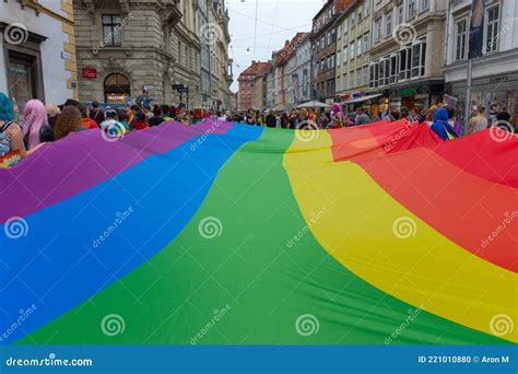 Graz Austria June 11 2021 Gente Feliz Y Bandera Arco Iris En El Desfile Gay Anual En Graz