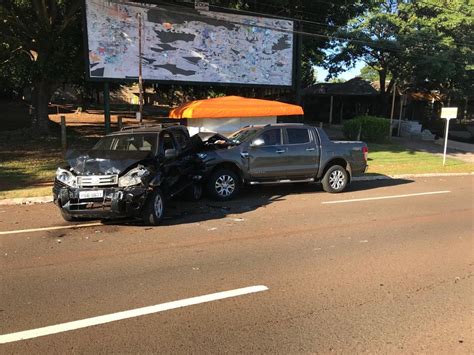 Motorista de caminhonete perde controle da direção e causa acidente