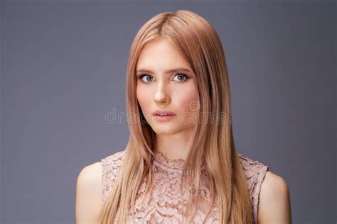 Junge Blonde Dame Im Sexy Kleid Stockfoto Bild Von Verfassung Aufwerfung 149389770