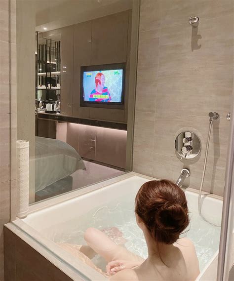 Khoe ảnh vừa tắm vừa xem TV với caption lả lơi cô nàng hot girl suýt nữa sập trang cá nhân vì