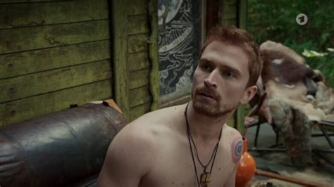 Omg He S Naked German Actor Lion Russell Baumann Goes Full Frontal In Harter Brocken Das
