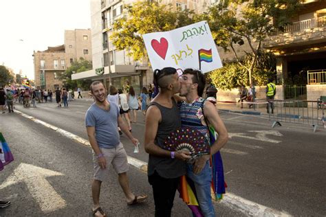 Miles de personas asisten al desfile del orgullo gay en Jerusalén entre fuertes medidas de