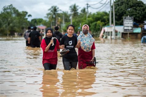 Malaysias Great Flood Kills 8 More Than 64 Thousand Evacuated