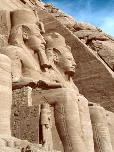 El Templo De Ramses Ii Las Estatuas Sedentes Sobre Egipto Sobre Egipto