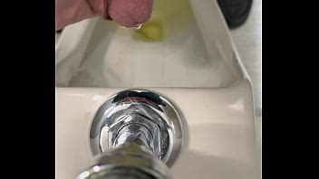 Pisse Parfaite Dans Les Toilettes Publiques Xvideos