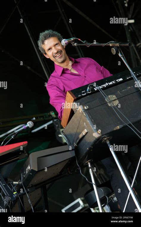 Mike lindup keyboard player hi-res stock photography and images - Alamy