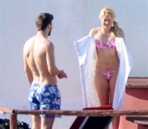 Shakira myshakiblog Shakira y su bikini rosa en Ibiza junto a Piqué fotos