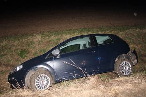 Unfall in Düren Frau vergisst Licht einzuschalten und landet mit Auto