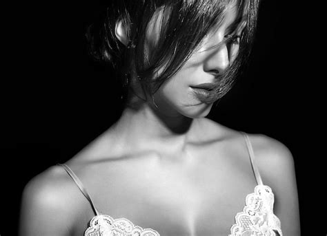 Retrato da bela mulher sexy morena bonita sensual os lábios vermelhos em lingerie de pijama