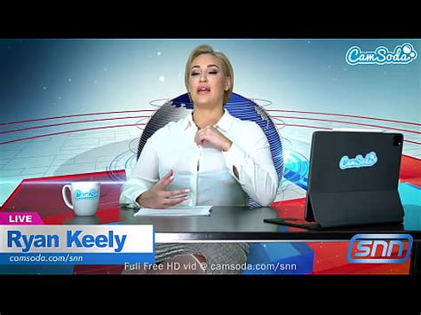 Camsoda La MILF De Grandes Tetas Ryan Keely Tiene Un Fuerte Orgasmo Mientras Lee Las Noticias