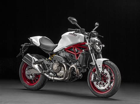 Motorrad Vergleich Ducati Monster 821 2016 Vs MV Agusta Brutale 675 2012