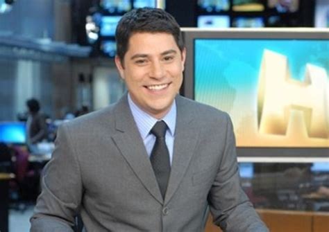 Assediado por fãs Evaristo Costa conquista público gay