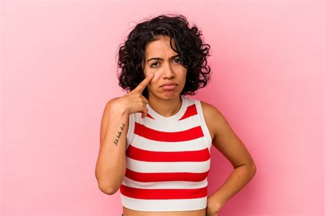 Joven Mujer Latina Rizada Aislada Sobre Fondo Rosa Llorando Infeliz Con Algo Concepto De