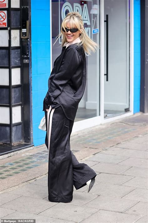 Amanda Holden Appears To Go Naked As She Takes A Dip Daily Mail Online