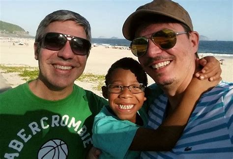 Menino negro rejeitado por heterossexuais é adotado por casal gay