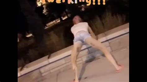 MILF Twerks En Público Pornhub