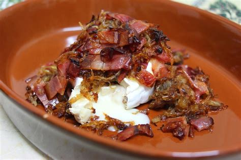 Бри с карамелизированным луком и беконом - BlogIL