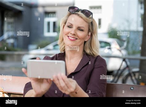 Reife blonde frau lächelnd Fotos und Bildmaterial in hoher Auflösung Alamy