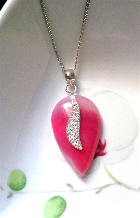 Pink Agate Pendant Necklace - Stunning Design