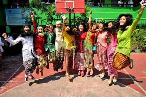 Siswa Sma Di Jakarta Rayakan Kelulusan Dengan Berpakaian Adat