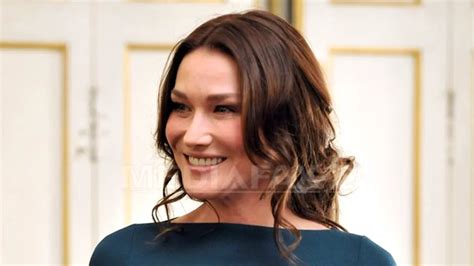 Carla Bruni vorbeşte despre sex în patru limbi VIDEO