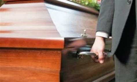 Δεν θα πιστέψετε που παράτησαν το… φέρετρο! (ΦΩΤΟ) - Usay.gr