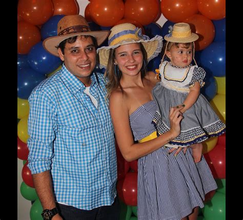 Foto Debby Lagranha E O Marido Leandro Fazem Festa Caipira Para