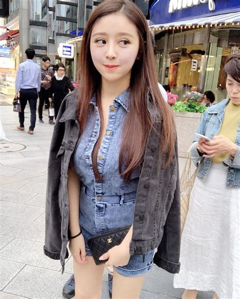 Mặc bikini đứng bán trà sữa hot girl bị cư dân mạng ném đá không trượt phát nào nhưng vẫn thản