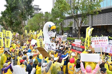 稅制黑幕破世界紀錄！台灣黃背心運動突擊財政部要求全面稅改 世界民報