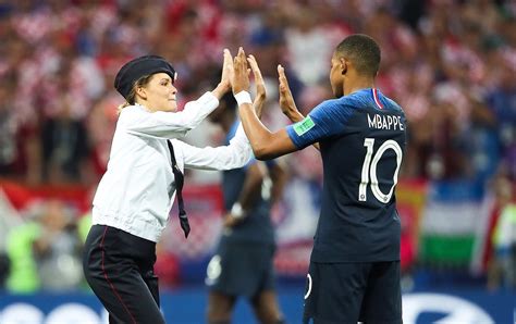 Pussy Riot stürmen das WM Finale Attitudeblog