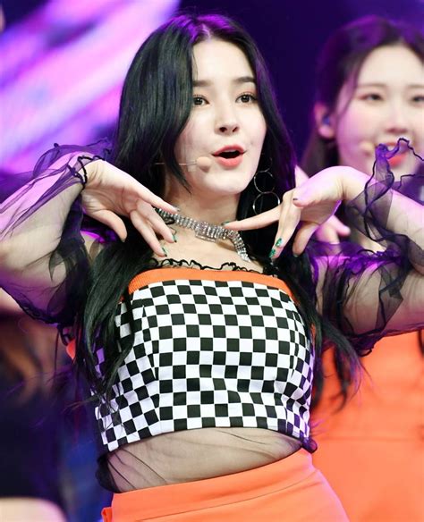 MOMOLAND I M So Hot At The Show Momoland Im So Hot So Hot Nancy Momoland