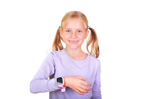 Девочка из школы использует свои смартчасы GPS детская слежка, детское ...