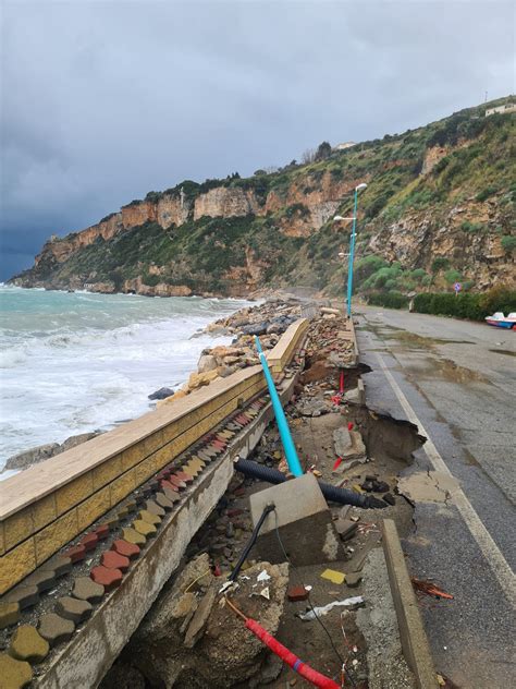 La Furia Del Mare Si Abbatte Sul Tirreno Cosentino Colpito Il