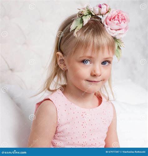 Portrait D Une Petite Fille Blonde S Asseyant Sur Le Lit Dans La Chambre Image Stock Image Du