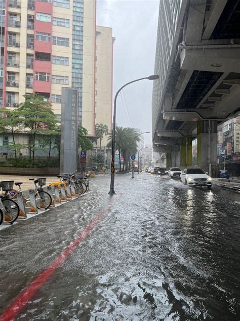 雷雨彈襲8縣市！新北市中和「大雨淹小腿肚」 汽機車難以通行 生活 Nownews今日新聞