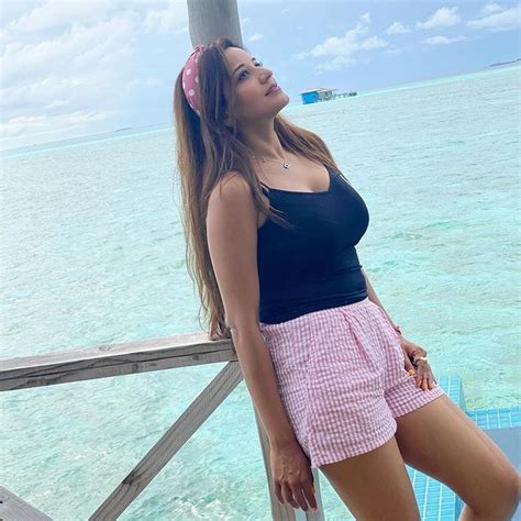 Bhojpuri Actress Monalisa Raise Internet Temperature Shared Bikini Look See Pics Oneindia Telugu