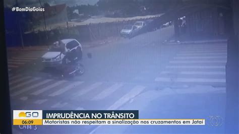 V Deo Motoristas N O Respeitam A Sinaliza O Nos Cruzamentos Em Jata